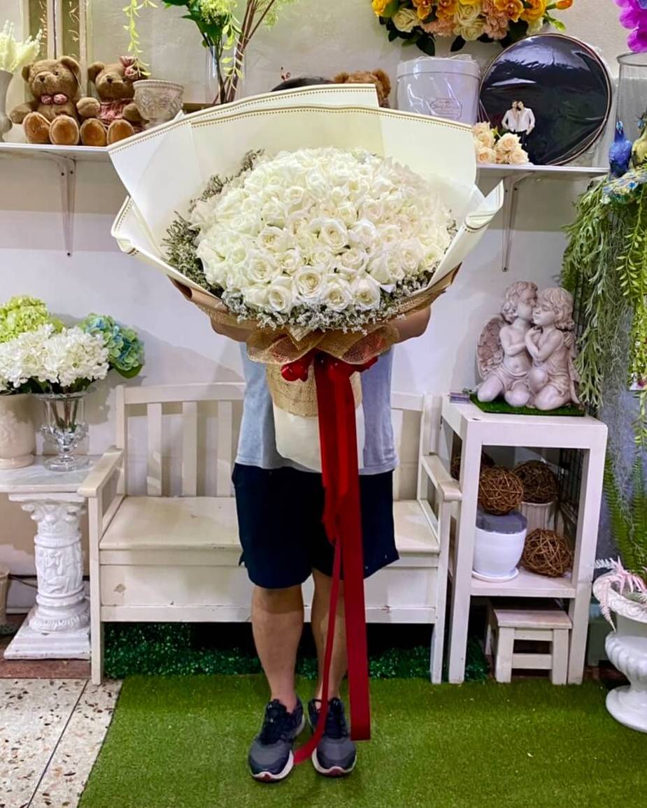 101 White Roses - Flower Shop Pattaya